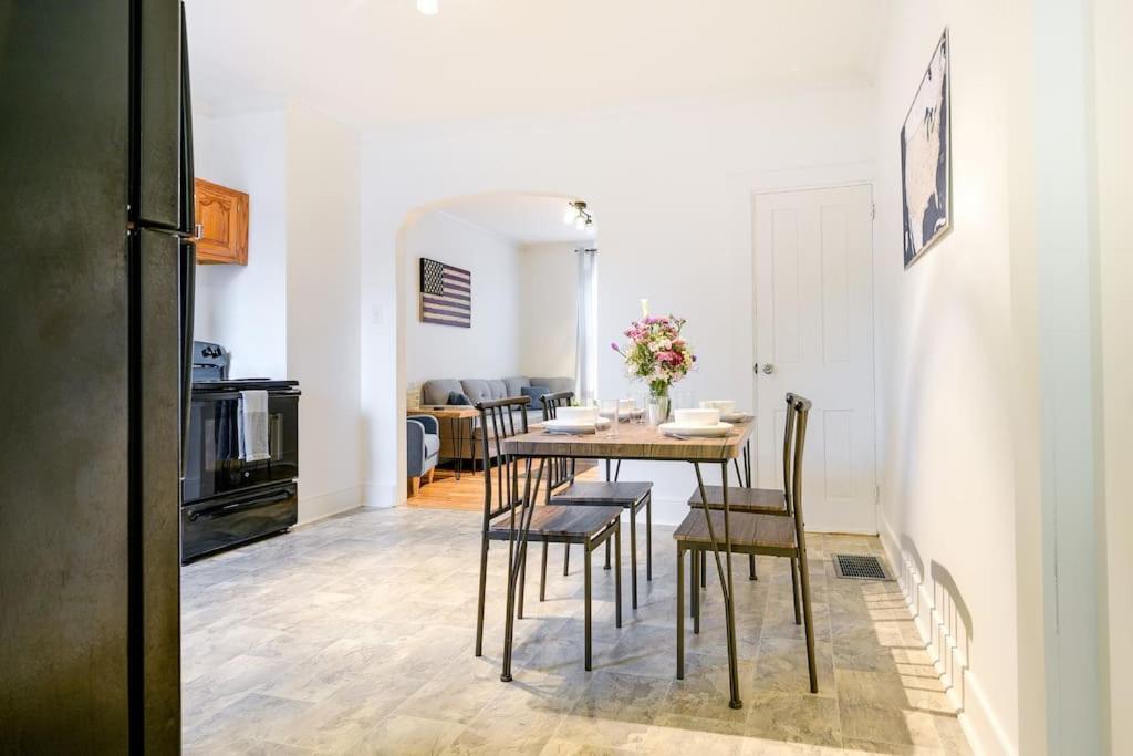 Cozy Retreat In Downtown With Backyard Patio Apartamento Lancaster