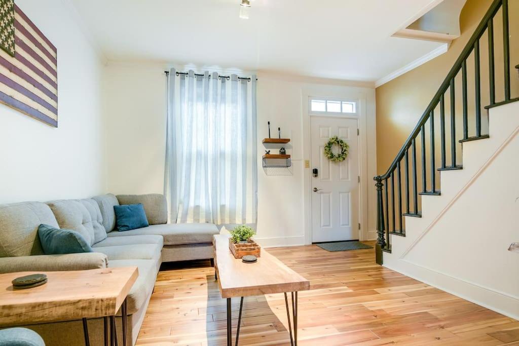 Cozy Retreat In Downtown With Backyard Patio Apartamento